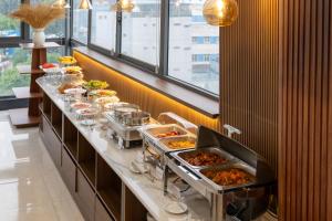 bufet z wieloma produktami spożywczymi w obiekcie A25 Hotel - 55 Cách Mạng Tháng 8 w Ho Chi Minh