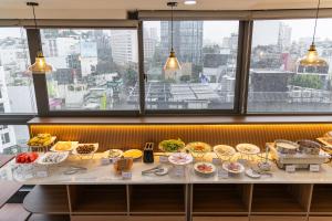 linia bufetowa z wieloma różnymi rodzajami jedzenia w obiekcie A25 Hotel - 55 Cách Mạng Tháng 8 w Ho Chi Minh +64 zdjęcia