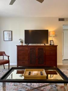 Μια τηλεόραση ή/και κέντρο ψυχαγωγίας στο Shortest Walk to Shands and UF Health - Quiet, Equipped, Reliable - Free Parking