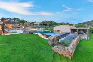 Πισίνα στο ή κοντά στο Villa Six - Your Seaside Retreat at Salinedda Beach Villas