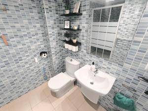 ein Badezimmer mit einer weißen Toilette und einem Waschbecken in der Unterkunft DUPLEX - 7min TO BEACH - HISTORIC CENTER in Alicante + 14 Fotos