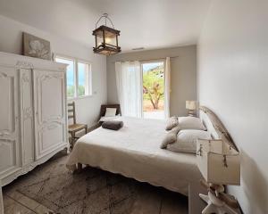 a bedroom with a large bed and a window at Villa Casa Bianca Sagone Piscine privée et Vue mer Familiale in Sagone +45 photos