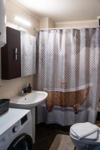Ένα μπάνιο στο ALEXANDRA Boutique Residence Seaside +9 φωτογραφίες