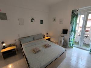 une chambre avec un lit avec deux serviettes dessus dans l'établissement GUESTHOUSE SHARED with HOST, à Alicante