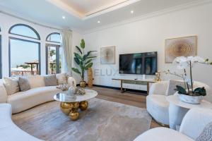Premier Beachside Villa with Community Pool Access, Perfectly Located Near Nakheel Mall, the Monorail, and Aquaventure Waterpark, Canal Cove, Palm Jumeirah by Deluxe Holiday Homes