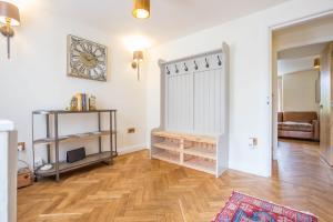Un pat sau paturi într-o cameră la Candy Cottage