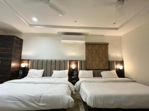 Ένα ή περισσότερα κρεβάτια σε δωμάτιο στο Gaurang Palace