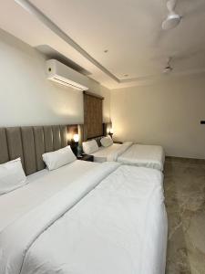 Ένα ή περισσότερα κρεβάτια σε δωμάτιο στο Gaurang Palace