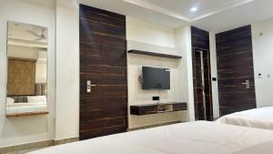 Ένα ή περισσότερα κρεβάτια σε δωμάτιο στο Gaurang Palace