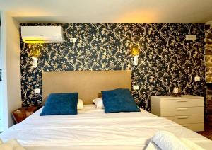 Un dormitorio con una cama con dos almohadas azules. en piazza Immacolata 12, en Filetto 3 fotos más