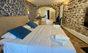 Un dormitorio con una gran cama blanca con almohadas azules. en piazza Immacolata 12, en Filetto