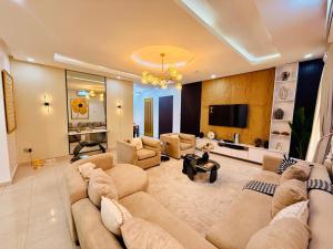 Μια τηλεόραση ή/και κέντρο ψυχαγωγίας στο Tee and Tee 4 Bedroom Apartment, Victoria Island, Lagos, Nigeria