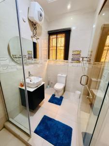 Ένα μπάνιο στο Tee and Tee 4 Bedroom Apartment, Victoria Island, Lagos, Nigeria