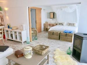 LoibaにあるThe Hidden Secret on the Cliffのベッドとテーブルのあるリビングルームとベッドスクエアのある部屋