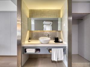 a bathroom with a sink and a mirror at Zsmart智尚酒店杭州浙大紫金港城西银泰店 in Hangzhou