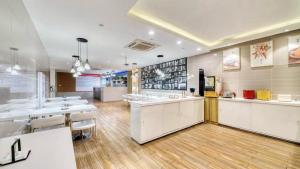 a large room with aasteryasteryasteryasteryasteryasteryasteryasteryasteryasteryastery at Zsmart智尚酒店杭州浙大紫金港城西银泰店 in Hangzhou