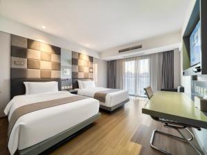 a hotel room with two beds and a desk at Zsmart智尚酒店杭州浙大紫金港城西银泰店 in Hangzhou