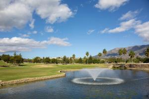 einen Brunnen in einem Teich auf einem Golfplatz in der Unterkunft The Luxury Golf Paradise in Málaga