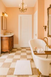 a bathroom with a tub and a sink at Central Hollywood Homestay Getaway in Los Angeles