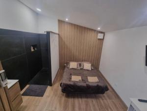 a bedroom with a bed in a room at Maison des Ramiers in Saint-Paul
