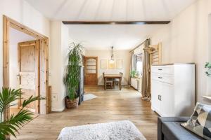 ein Wohnzimmer mit einem Kühlschrank und einem Tisch in der Unterkunft Gemütliches kleines Haus mit 3-4 Schlafplätzen in Ritterhude + 7 Fotos