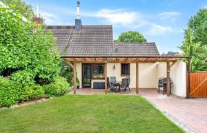 ein Haus mit einer Terrasse und einem Hof in der Unterkunft Gemütliches kleines Haus mit 3-4 Schlafplätzen in Ritterhude