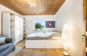 ein Schlafzimmer mit einem Bett und einer Couch in der Unterkunft Gemütliches kleines Haus mit 3-4 Schlafplätzen in Ritterhude