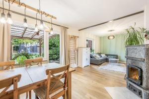 ein Wohnzimmer mit Tisch und Kamin in der Unterkunft Gemütliches kleines Haus mit 3-4 Schlafplätzen in Ritterhude