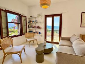 Istumisnurk majutusasutuses Villa Elyria HIdden Gem +15 fotot