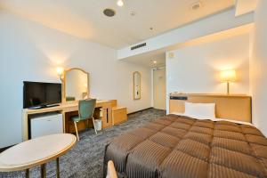 ein Hotelzimmer mit Bett und Schreibtisch in der Unterkunft Hotel Sun Valley Annex in Beppu + 82 Fotos