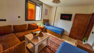 un salon avec un canapé et une table dans l'établissement Surf & Sun Apartment in Imsouane, à Imsouane