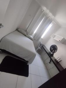 a bedroom with a bed with a light on it at Paraíso em Aquiraz - Paz, Sol e Mar ao seu Alcance in Aquiraz +37 photos