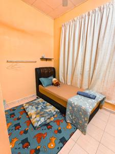 una camera da letto con un letto su cui è sdraiato un cane di Homestay CgSu D'Ria Mesra 2 a Kampong Padang Bungor