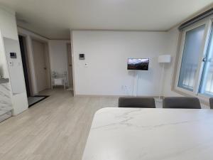 a white room with a white table and chairs at Mi casa in Seoul