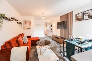 un salon avec un canapé et une table dans l'établissement 1 Bed Apartment Near Coop Live Etihad Stadium, à Manchester 18 autres photos