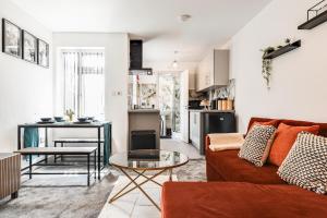 un salon avec un canapé et une table dans l'établissement 1 Bed Apartment Near Coop Live Etihad Stadium, à Manchester