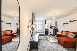 un salon avec un miroir et un canapé dans l'établissement 1 Bed Apartment Near Coop Live Etihad Stadium, à Manchester