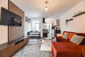 un salon avec un canapé et une télévision dans l'établissement 1 Bed Apartment Near Coop Live Etihad Stadium, à Manchester