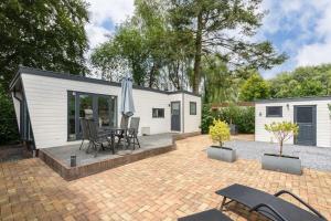 Casa pequeña con patio y mesa en Chalet for 4 on the Veluwe, en Putten