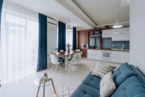 Η κουζίνα ή μικρή κουζίνα στο Sunny 1BR on Riscani Parks & Buses Steps Away
