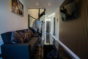 利物浦The Scouse Suite的客厅里有一张沙发和一台电视