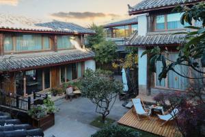 una vista aérea de una casa con patio en Lijiang Sadhu Inn, en Lijiang