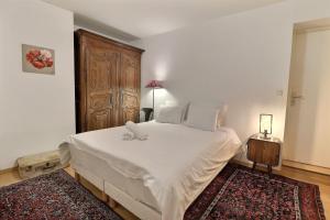 Postel nebo postele na pokoji v ubytování Appart de la monnaie - déconnexion au coeur de la ville + 8 fotografií