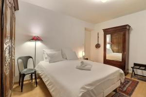 Postel nebo postele na pokoji v ubytování Appart de la monnaie - déconnexion au coeur de la ville