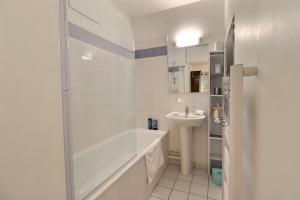 Koupelna v ubytování Appart de la monnaie - déconnexion au coeur de la ville