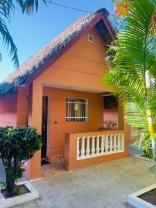 een oranje huis met een hek ervoor bij Le Paradisier Hotel Restaurant in Antsohihy