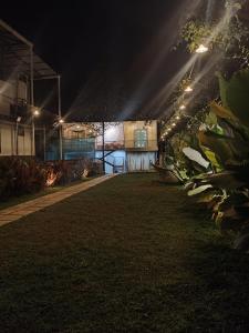 トリチュールにあるCastle DAKの灯光の建物の夜景