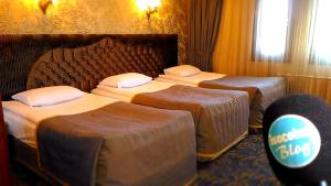Una habitación de hotel con tres camas en una habitación. en SARR TAC MAHAL HOTEl, en Ankara 98 fotos más