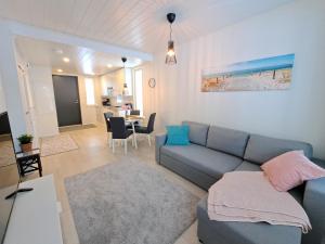 Una sala de estar con un sofá azul y una mesa. en Aurinkohiekka A1, en Kalajoki