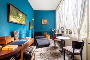 a living room with blue walls and a table and chairs at Pension Edelweiss Marseille in Marseille